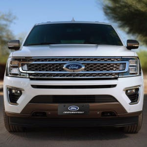 Placa de matrícula de acero inoxidable negra de tamaño medio con diseño europeo de 12" x 4.25" de iPick Image para Ford Expediti3D Logo, con licencia oficial. imagen 4