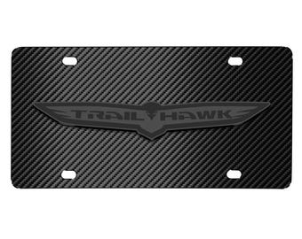 Imagen iPick para Jeep Trailhawk 3D Logotipo Gris Oscuro sobre Placa de Matrícula de Acero Inoxidable con Patrón de Fibra de Carbono Negra, Licencia Oficial