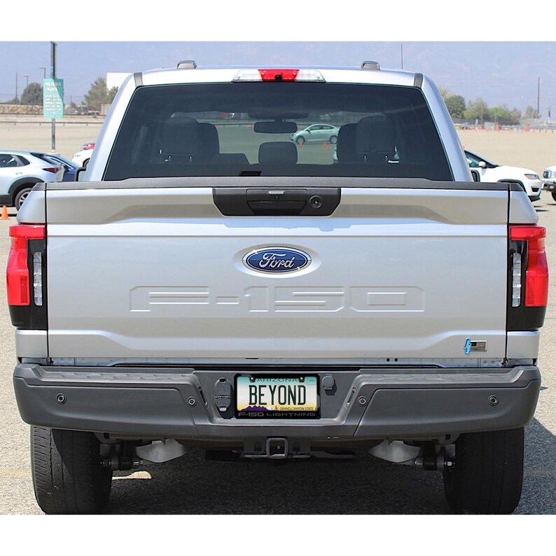 Image iPick pour Ford F-150 Lightning en lettres grises 3D sur cadre de plaque en métal noir, licence officielle image 4