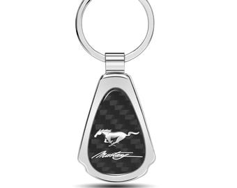 Llavero iPick Image para Ford Mustang con diseño de lágrima de fibra de carbono negra auténtica y metal cromado, con licencia oficial.
