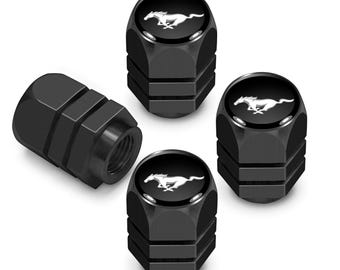 Imagen iPick para Ford Mustang en negro sobre negro, tapas hexagonales de aluminio para válvulas de neumáticos, con licencia oficial.
