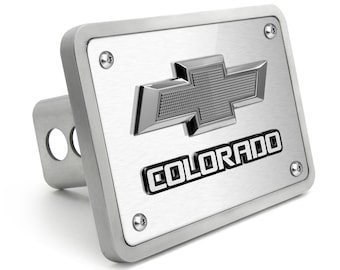 Imagen iPick para Chevrolet Colorado con logotipo en gris oscuro 3D Gunmetal sobre cubierta de enganche de remolque de 2 pulgadas de aluminio billet cepillado, con licencia oficial