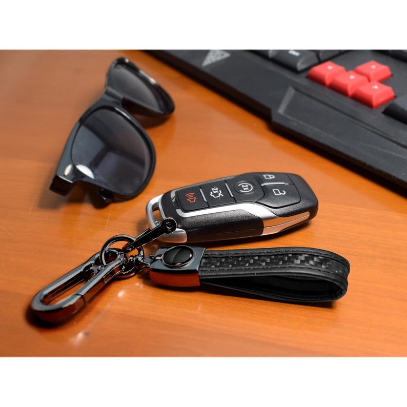 iPick Image para Chevrolet Corvette C8 Stingray Correa de fibra de carbono negra auténtica Llavero con gancho negro metalizado, con licencia oficial imagen 3