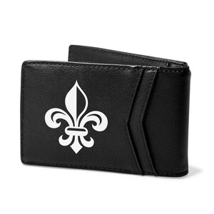 Imagen de iPick creada para Fleur-de-Lis FDL Cartera de cuero sintético negro delgada, resistente a RFID, de dos pliegues, para hombre, con licencia oficial