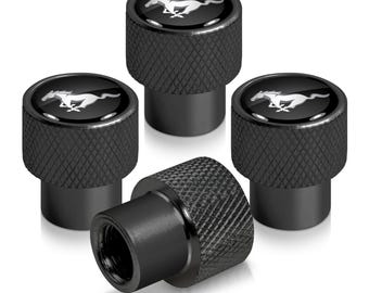 Imagen de iPick creada para Ford Mustang en tapas de válvulas de neumáticos de aluminio negro sobre negro, con licencia oficial.