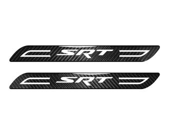 Imagen iPick para el logotipo de Dodge SRT, estilo Black Blade, fibra de carbono auténtica, 2 piezas, calcomanía universal para umbral de puerta y escalón, con licencia oficial.