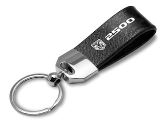 Imagen de iPick para llavero de metal cromado con correa de cuero auténtico negro con logotipo de RAM 2500, con licencia oficial