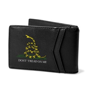 Imagen de iPick creada para Dont Tread On Me Cartera de cuero sintético negro delgado con protección RFID y doble pliegue para hombre, con licencia oficial