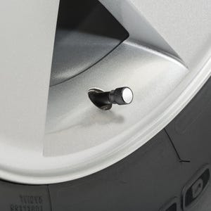 iPick Image para Chevrolet Corvette C8 Logo en blanco sobre negro, tapas de válvula de neumático de aluminio premium Easy-Grip, con licencia oficial. imagen 2