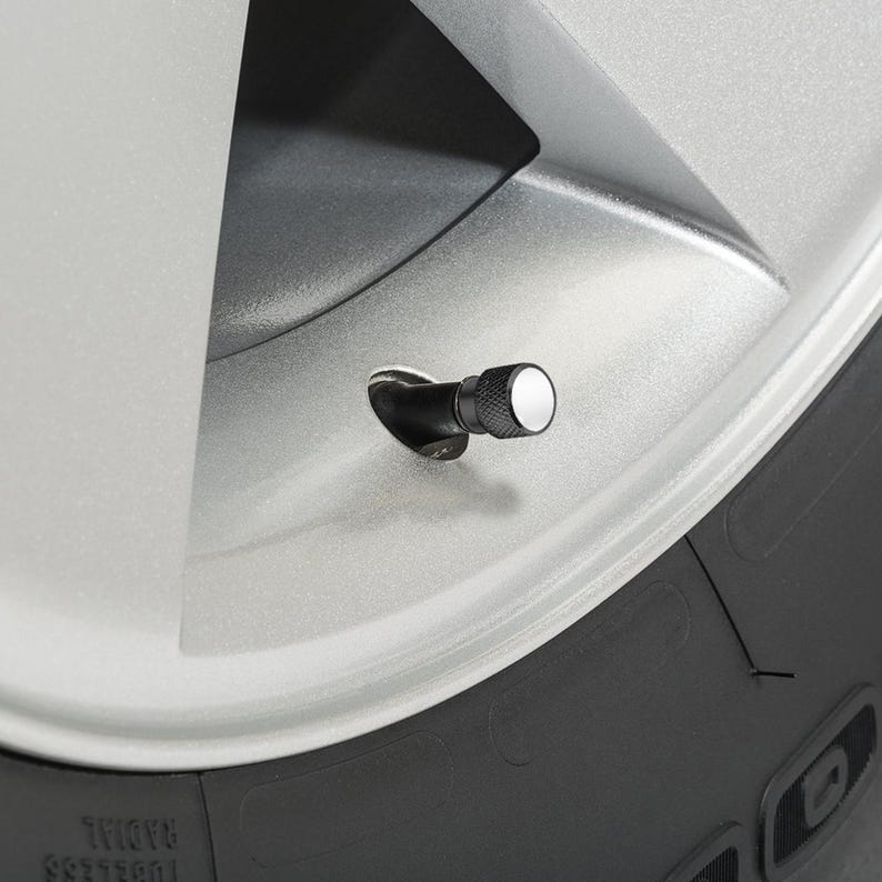 iPick Image para Chevrolet Corvette C8 Logo en blanco sobre negro, tapas de válvula de neumático de aluminio premium Easy-Grip, con licencia oficial. imagen 2