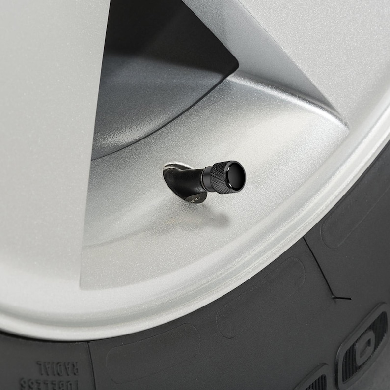 iPick Image para el logotipo de Nissan Titan en negro sobre negro. Tapones de válvula de neumático de aluminio premium Easy-Grip, con licencia oficial. imagen 3