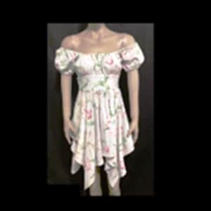 Puede incluir: Un vestido blanco de hombros descubiertos con mangas cortas abullonadas y cintura entallada. La tela está decorada con un patrón repetitivo de flores rosas y enredaderas verdes. La falda tiene un dobladillo asimétrico con varias puntas.
