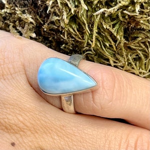 Könnte beinhalten: Ein Ring aus Sterlingsilber mit einem tropfenförmigen blauen Opal.