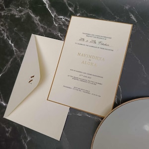 Convite minimalista em papel cartão texturizado com folha de ouro fosco | Convite dourado fosco | Ideia minimalista para casamento | Rústico | Vintage