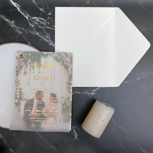 Hochzeitseinladung gedruckt mit Pergament-Overlay und Goldfolie-Text darauf und Foto-Rückseite | Einzigartige Einladung | Elegant | Personalisiert