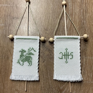 Könnte beinhalten: Ein Set aus drei Keramikbechern mit gesprenkelter, matter Oberfläche. Die Becher sind in Creme-, Hellbraun- und Dunkelbrauntönen gehalten. Jede Tasse hat ein schlichtes, minimalistisches Design.