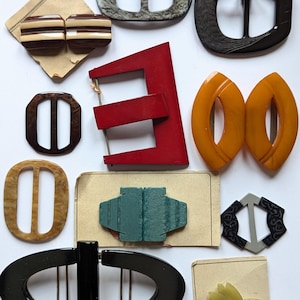 Viele alte farbige Gürtelschnallen aus verschiedenen Materialien und in vielen Formen.