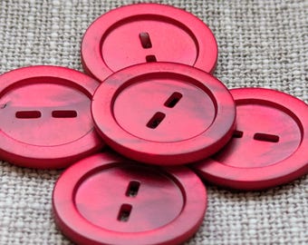 Röda Agoya-knappar: Modern pärlemor, 22,5 mm, 5-pack