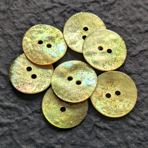 7 glasierte zarte Perlmuttknöpfe, grüngelb mit Glitzerpartikeln, 18 mm