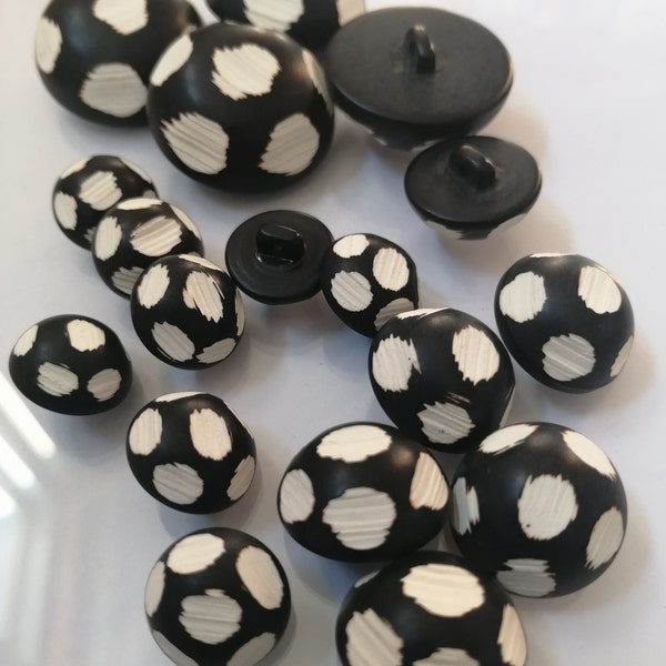 4 - 8 Kunststoffknöpfe in schwarz-weiß, halbkugelförmig mit weißen Tupfen als Ziermuster, 13,5 - 26,5 mm