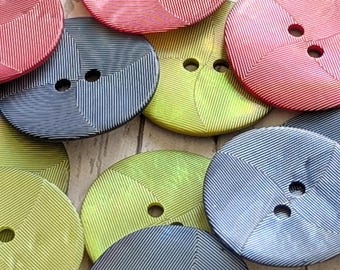 6 zarte große Perlmuttknöpfe, in verschiedenen Farben, gelasertes Muster, 23 mm
