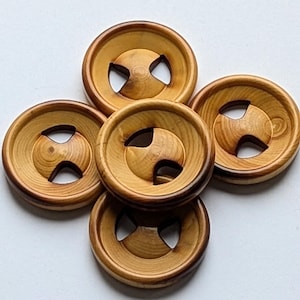 5 naturbelassene Knöpfe aus hellem geflammten Holz, glatt poliert, 2 dekorative Knopflöcher, 28 mm