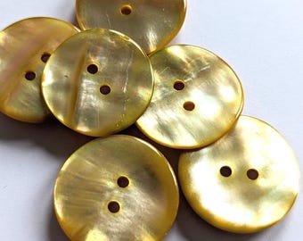 Set von 6 gefärbten Perlmuttknöpfen, hellgelb leicht gewölbt, 22 mm