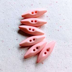 6 kleine Knebelknöpfe, rosa aus Kunststoff, 2 Knopflöcher, 9 x 28 mm