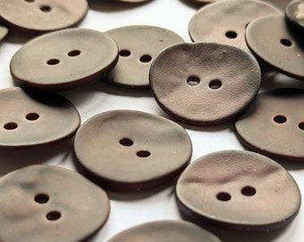 Farbige matt Perlmuttknöpfe, Agoyamuschel dunkelbraun gummierte Oberfläche, 17 mm