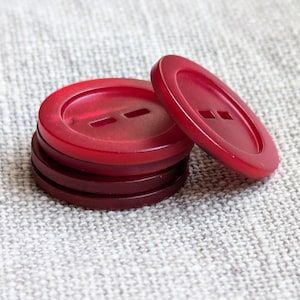 Farbige moderne Perlmuttknöpfe, Agoyamuschel rot gefärbt mit glänzender Oberfläche, 22,5 mm