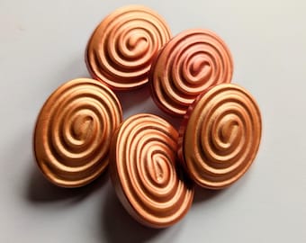 Ovale Zierknöpfe aus Kunststoff mit Spiral-Motiv, orange-metallic, 23 mm x 30 mm
