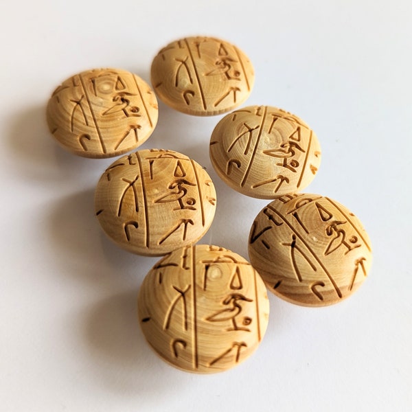6 helle Holzknöpfe, gestanztes Ziermuster, ägyptische Schriftzeichen, 3 Größen, 13,5 mm, 17,5 mm, 21 mm