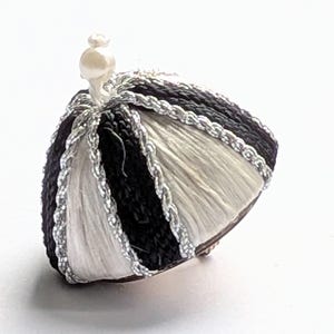 Ein außergewöhnlicher Vintage Knopf, Posamentenknopf in Kegelform, schwarz-weiß gewickelt und mit Silbergarn bestickt, Zierknopf, 21,5 mm