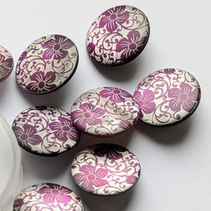 1 - 5 edle Perlmuttknöpfe, perlfarben-pink gelasert mit zartem Blütenmuster, 16,5 mm