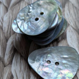 1 schöner großer Agoya Perlmuttknopf, edler origineller Zierknopf, hellblau-perlfarben mit 2 Knopflöchern, 41 mm