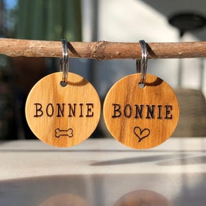 Personalisierte Mini Marke ø 20 mm für kleine Hunde | kleine Hundemarke aus Olivenholz mit beidseitiger Lasergravur leicht