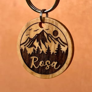 Personalisierte Hundemarke aus Holz ø 30 mm mit beidseitiger Lasergravur | Erkennungsmarke Berge Wandern Olivenholz Hundeanhänger
