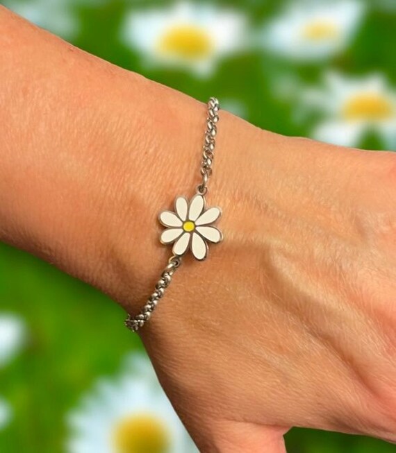 Blooming with every bead 🌼🌼 Our Daisy Beaded Bracelet now online plus  five other different styles! Use code “beaded15” for 15% off this… |  Instagram