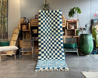 tapis marocain de couloir en laine, tapis damier fait main  cm, tapis du Maroc, tapis Blanc et noir, tapis intérieur contemporain