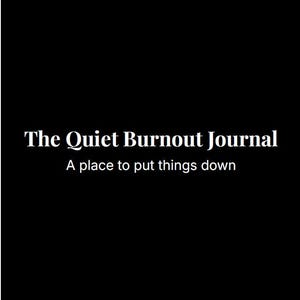 Puede incluir: Fondo negro con texto blanco: "The Quiet Burnout Journal" y "A place to put things down". Debajo, "Printable • Reusable • No pressure".