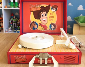 「トイストーリー　ラウンドアップ　レコードプレーヤー」 Toy Story Woody's Roundup Record Player Replica - Etsy
