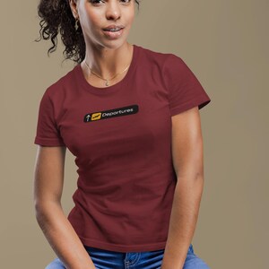 Camiseta unisex diseño cartel de salidas aeropuerto para viajeros