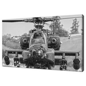 Könnte beinhalten: Ein Schwarzweißfoto eines Militärhubschraubers mit rotierenden Rotoren. Der Hubschrauber ist scharf, der Hintergrund unscharf. Der Hubschrauber ist eine Nahaufnahme, und die Details des Hubschraubers sind sichtbar.