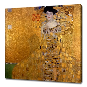 Op de afbeelding: Een portret van een vrouw in een gouden jurk met een geometrisch patroon. De achtergrond is een gouden mozaïek met verschillende vormen en patronen.