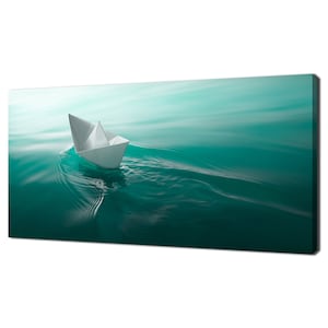 Barco de papel origami navegando na água fazendo ondas design moderno decoração para casa impressão em tela arte de parede imagem pendurada na parede