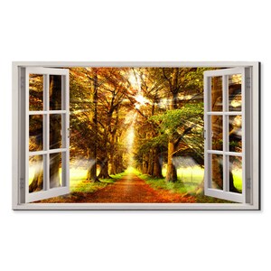 Könnte beinhalten: Fensterblick auf einen Weg durch einen Wald mit goldenen Blättern und Sonnenstrahlen, die durch die Bäume scheinen.