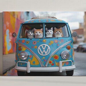 Koty w retro hippie van wydruk na płótnie, uroczy zabawny kot wydruk artystyczny, prezent dla miłośnika kotów, zwierzęcy kot ścienny, fantazyjna dekoracja ścienna