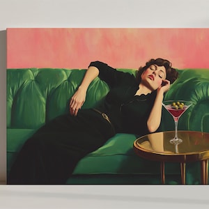 Kobieta śpiąca na kanapie z wydrukiem na płótnie Martini, nowoczesny wydruk artystyczny, modna sztuka ścienna do kuchni, dekoracja ścienna do baru w stylu retro