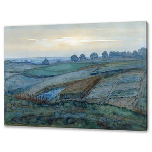 Op de afbeelding: Een aquarel schilderij dat een landelijk landschap afbeeldt met een stad in de verte op de achtergrond. Op de voorgrond is een veld te zien van bruin en groen, met een beek die er doorheen stroomt. De lucht is lichtblauw met een paar wolken.