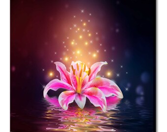 Può includere: Un fiore di giglio rosa con bordi bianchi galleggia su una superficie d'acqua blu scuro. Scintille dorate circondano il fiore, creando un'atmosfera magica ed eterea.